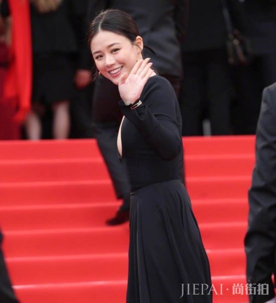 马思纯亮相《隐秘的生活》首映红毯,超有气质