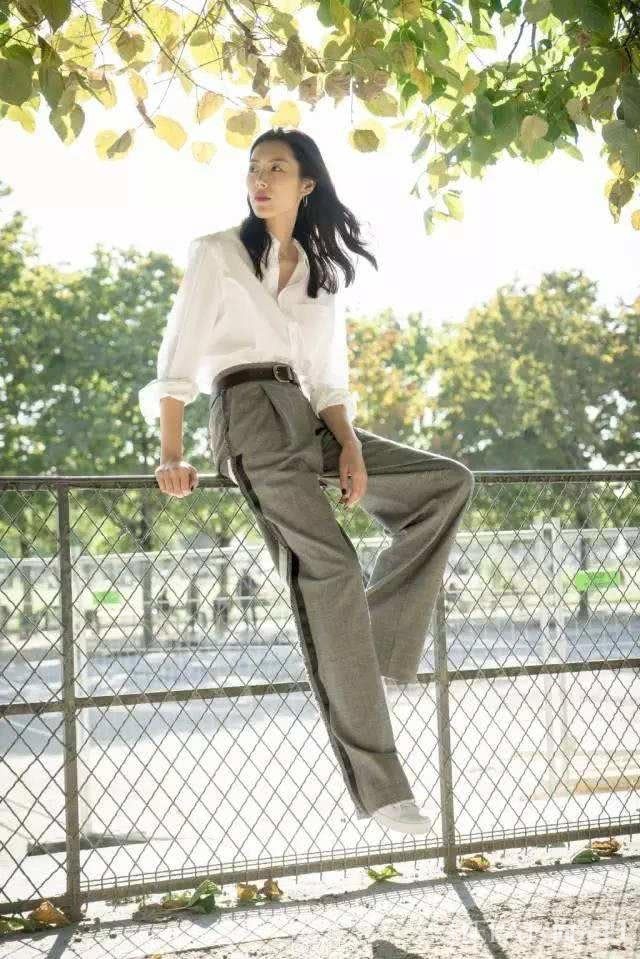 刘雯穿白色高腰裤,一走路气场简直绝了