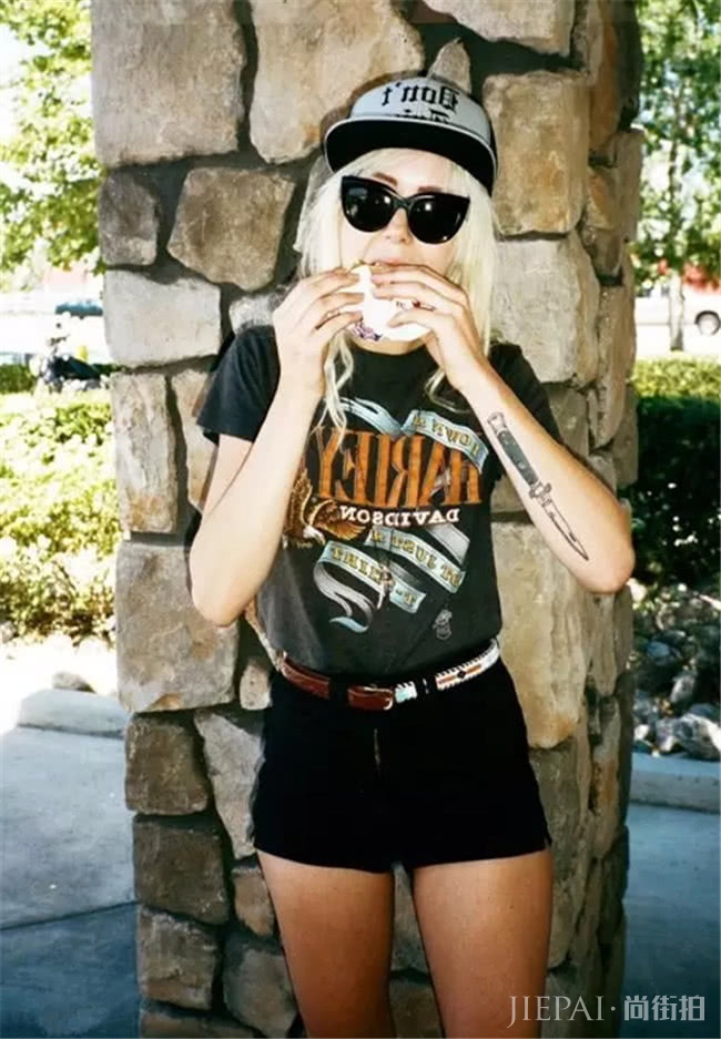 借助黑色T恤搭短裤摆脱大众美，走在街头吸睛十足