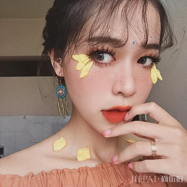 20岁越南小姐姐刷爆ins,在脸上乱画浮夸妆容,吊打P图神器