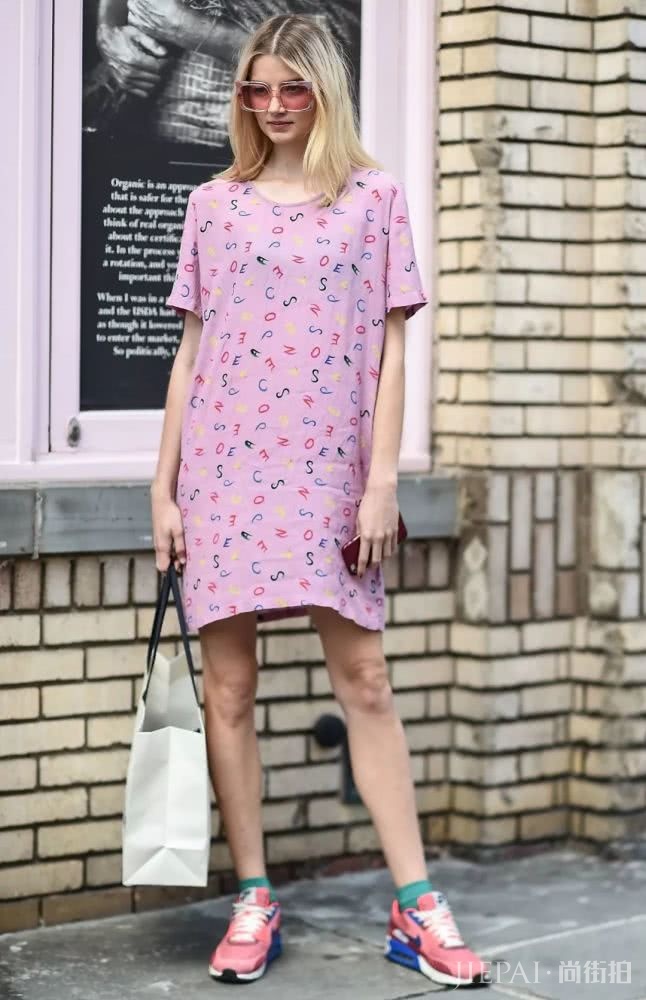 T恤裙一穿就像出门去拿快递的，怎么办？