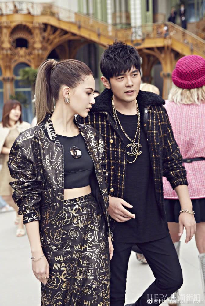 周杰伦陪昆凌看秀！昆凌穿露腰装秀身材，宠妻100分