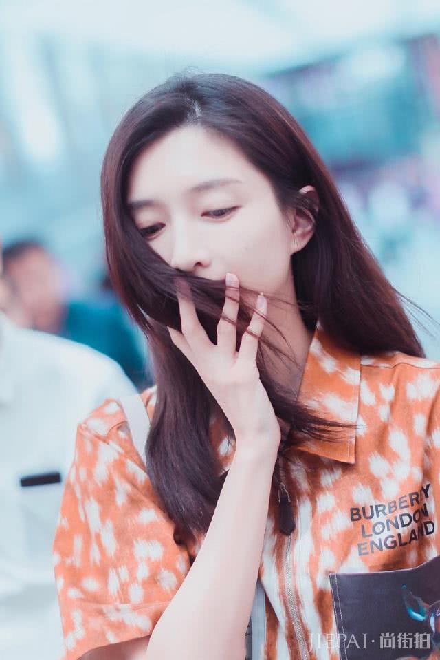 江疏影最新机场街拍曝光，简约小鹿衬衫搭配黑裤子太美