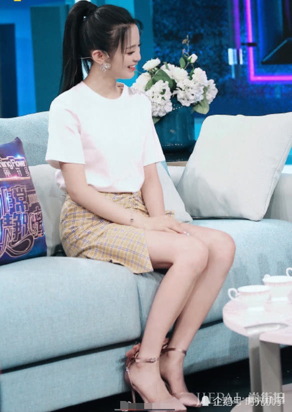 杨超越录制节目穿短裙，露出真实腿型，坐姿得体大方