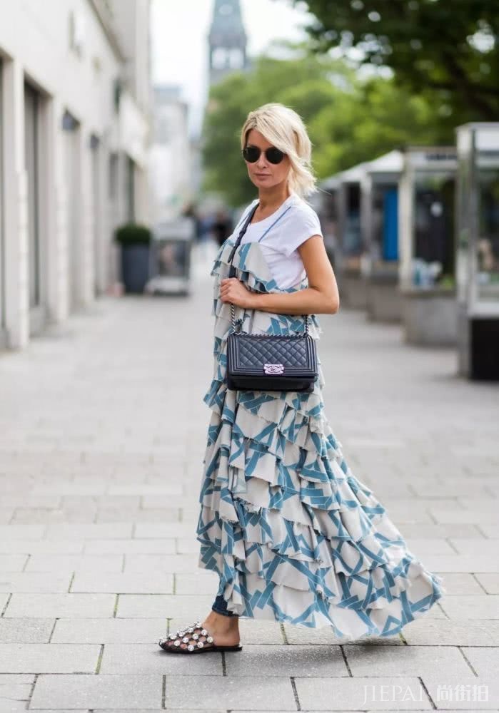 T恤想要的优雅感,搭配大摆裙简单又好看