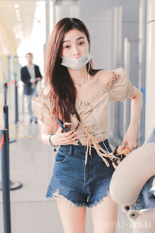 吴宣仪穿泡泡袖露肩衬衫,下搭牛仔短裤,这就是显瘦美的穿搭