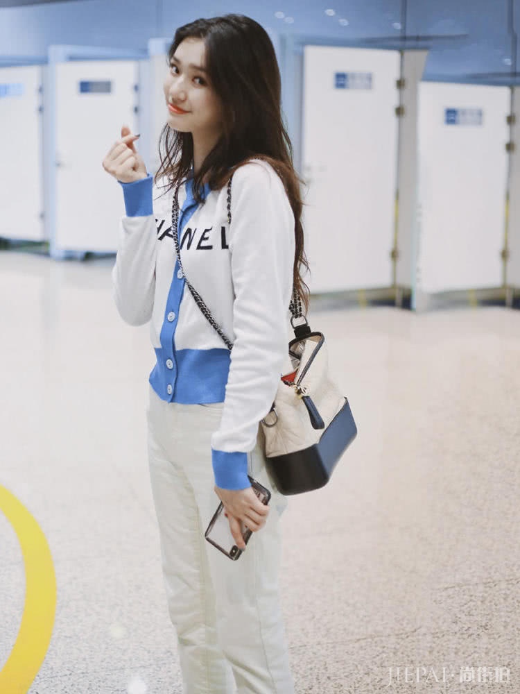 林允机场街拍,换了一个新发型,马上美出少女气质