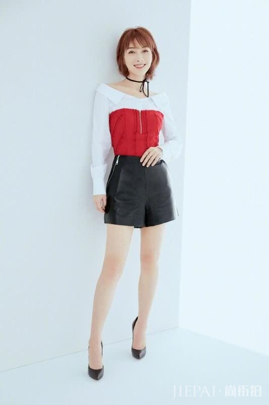 吴昕穿开叉连衣裙秀美腿，大女人魅力尽显