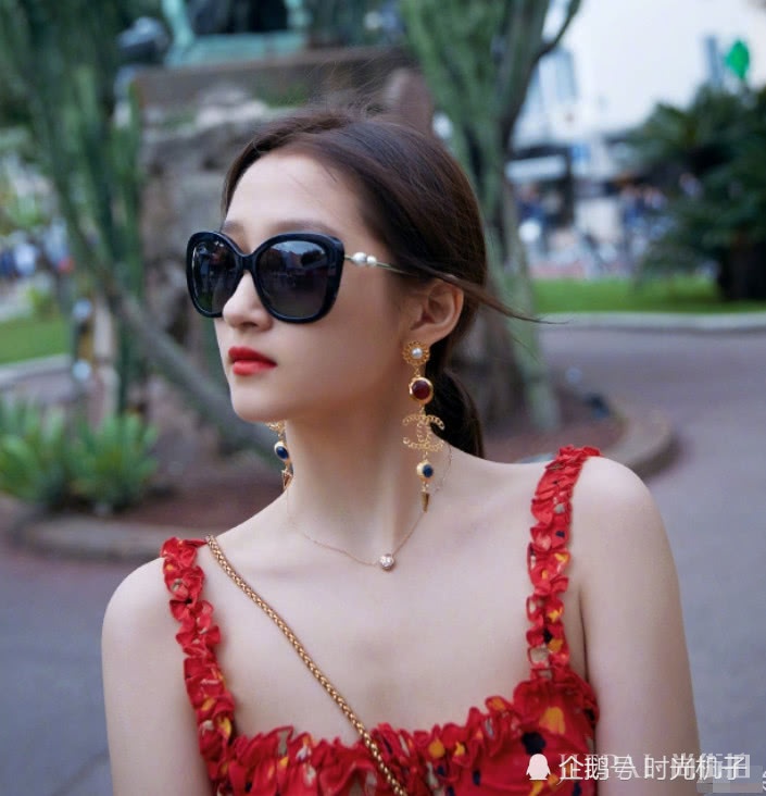 关晓彤旅行照被疯传,这腿又细又长太不真实了