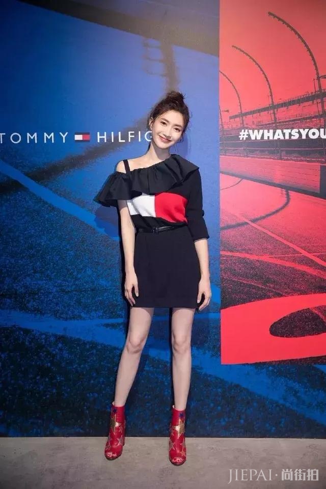 夏季必火的“心机”露肩杀，比一字肩显瘦还时髦！