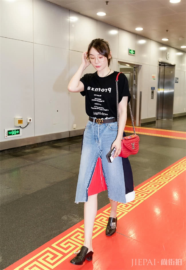 想提升穿搭高级感，穿T恤＋牛仔裙可盐可甜