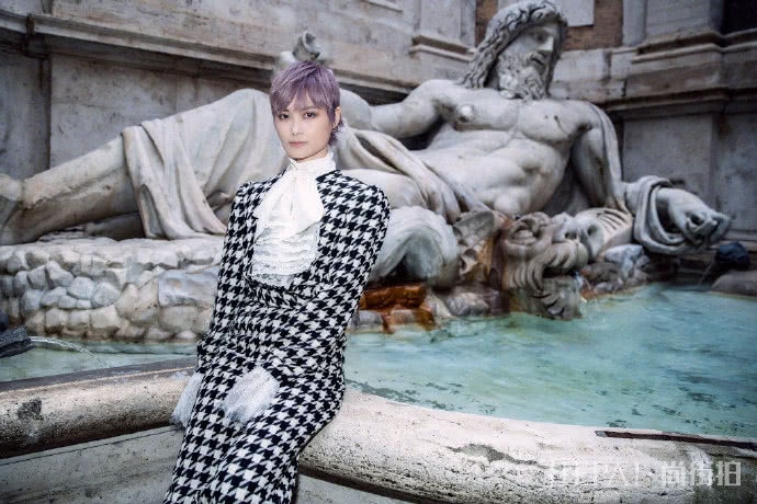 李宇春千鸟格套装画风柔美,像翩翩少年