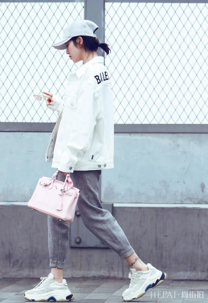 唐艺昕穿休闲装扎小马尾,清新又减龄