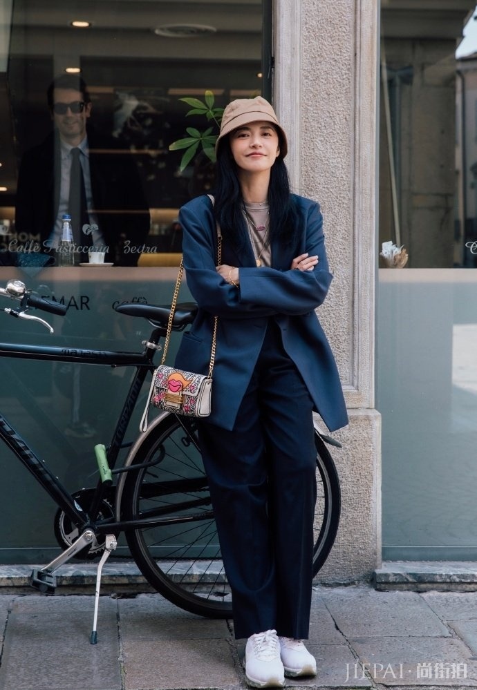 姚晨现身威尼斯，粉色包臀裙配西装优雅大气