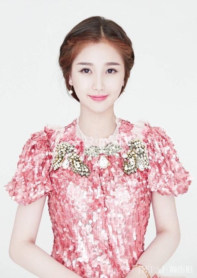 虞书欣美的出众，白纱裙配小粉包仙气又温柔