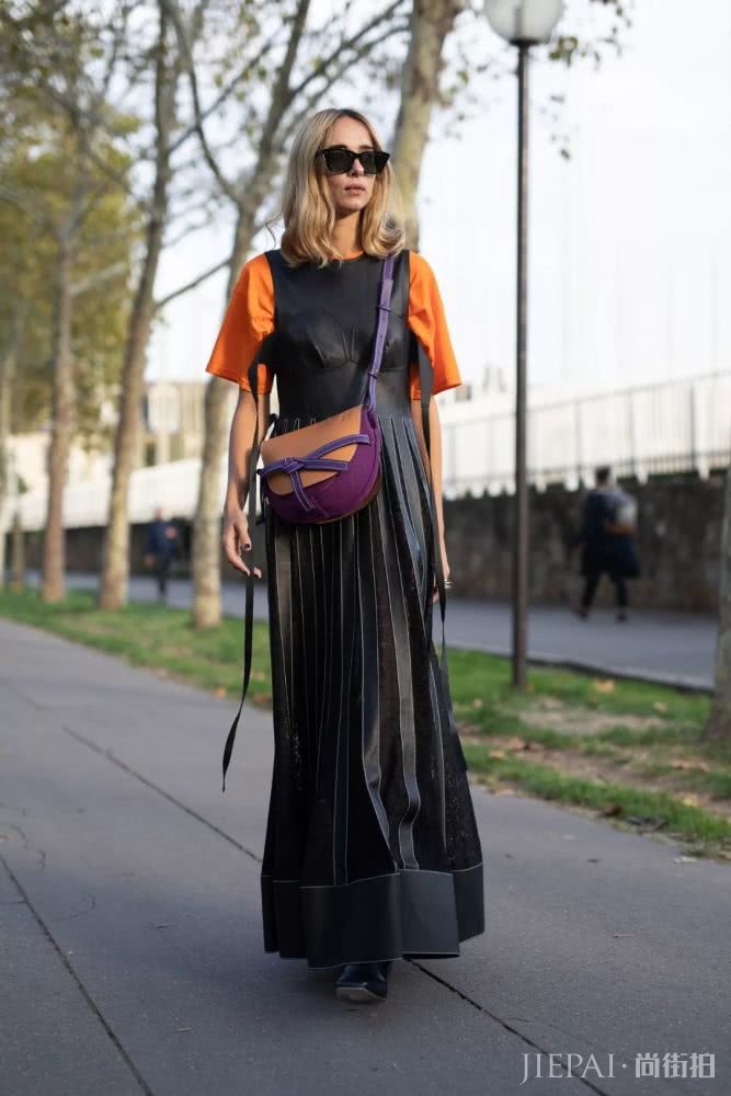 T恤想要的优雅感,搭配大摆裙简单又好看