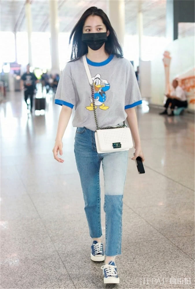 夏天靠牛仔裤来撑起你的美!配这4款不同颜色的T恤真的很酷