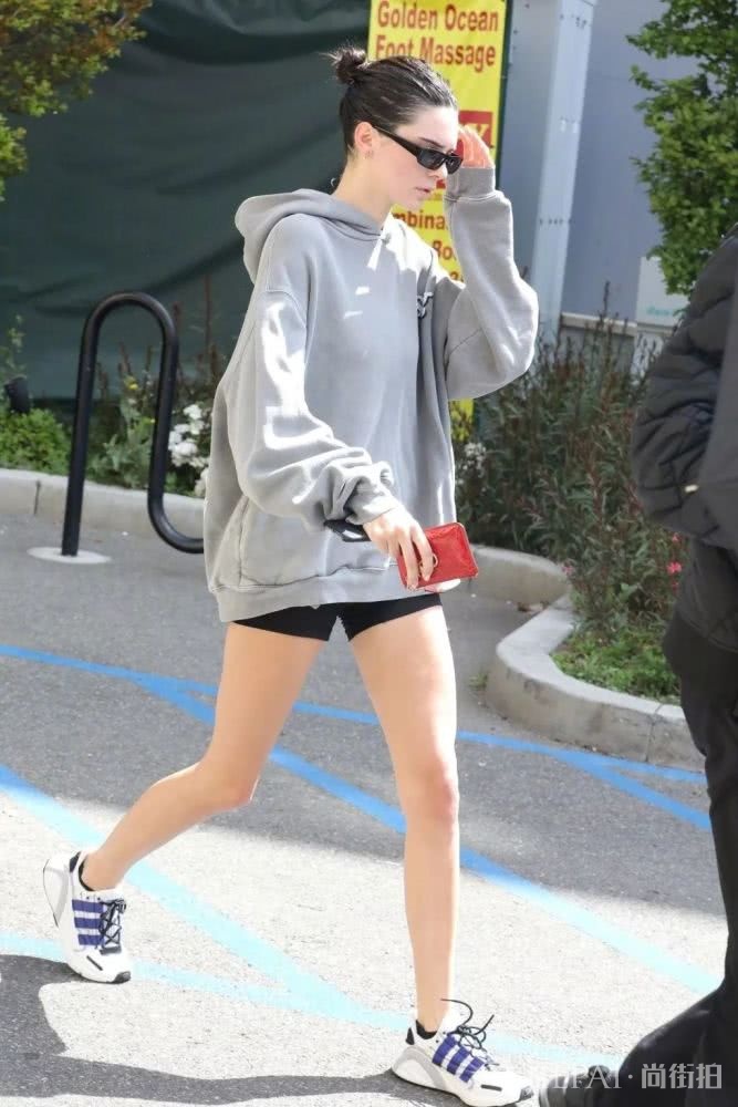 杨幂和乔欣都翻牌的这种裤子，细长腿才好穿！