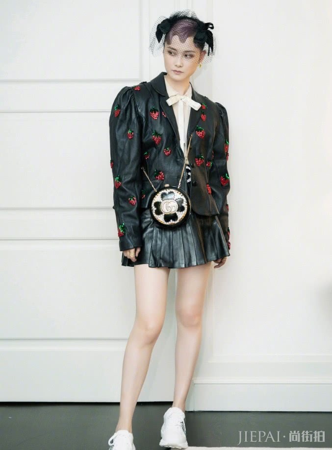 李宇春穿15cm皮裙写真,双腿修长太好看