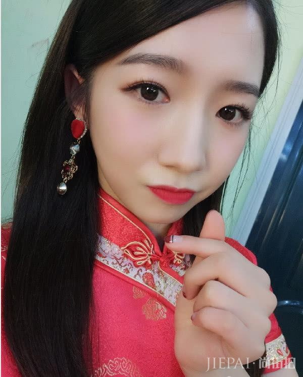 穿红旗袍最美明星，程潇只是第三名，看到第一被惊艳到