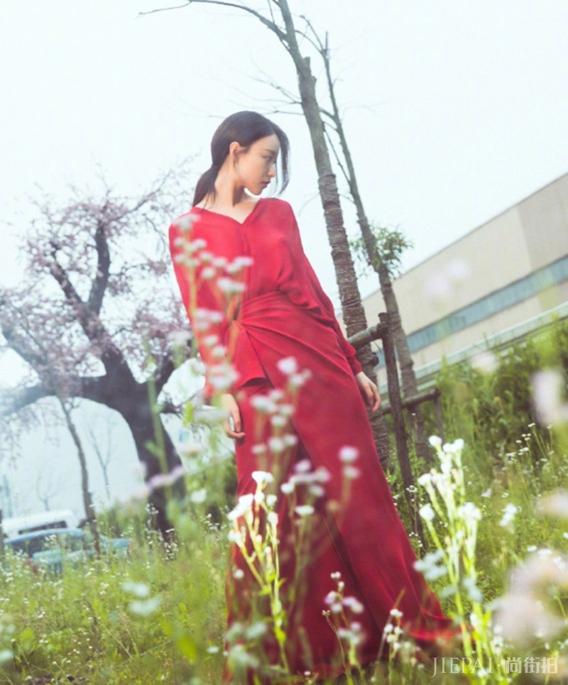 迪丽热巴和倪妮同穿红色网纱裙,一对比就知道气质和身材那个更重要