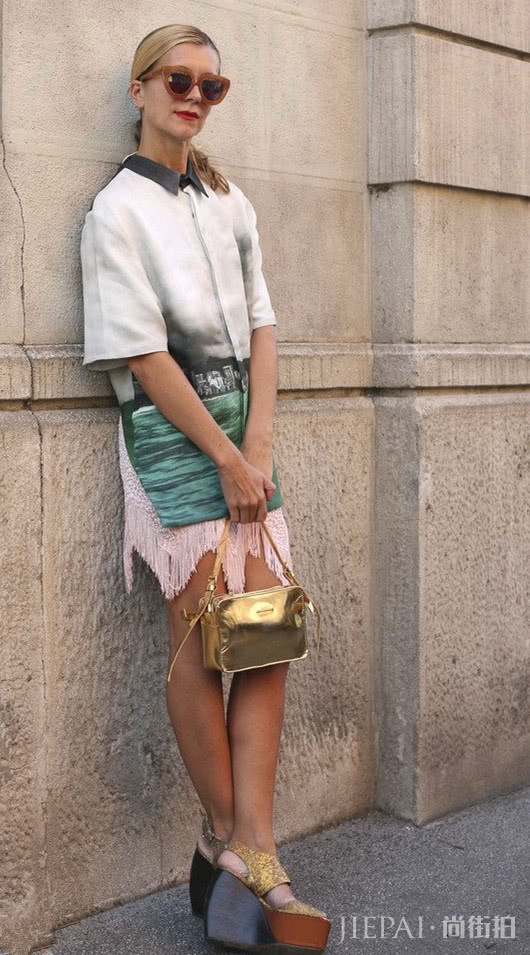 夏天,穿一件流苏裙让你翩翩起舞,搭出你的优雅美丽风情