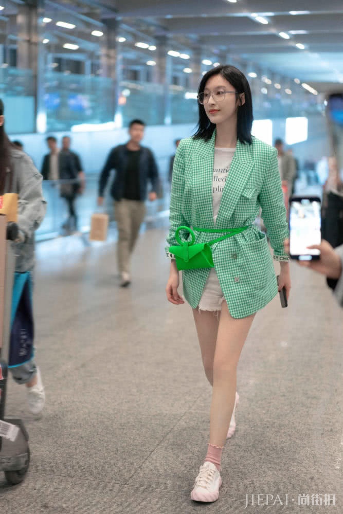 绿色难驾驭？看张雨绮、郭碧婷、李沁都爱穿它
