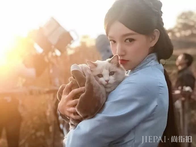 没想到,撕漫少女程潇竟然是个多面派