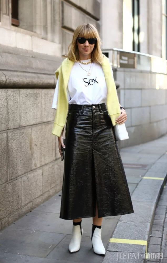 T恤想要的优雅感,搭配大摆裙简单又好看