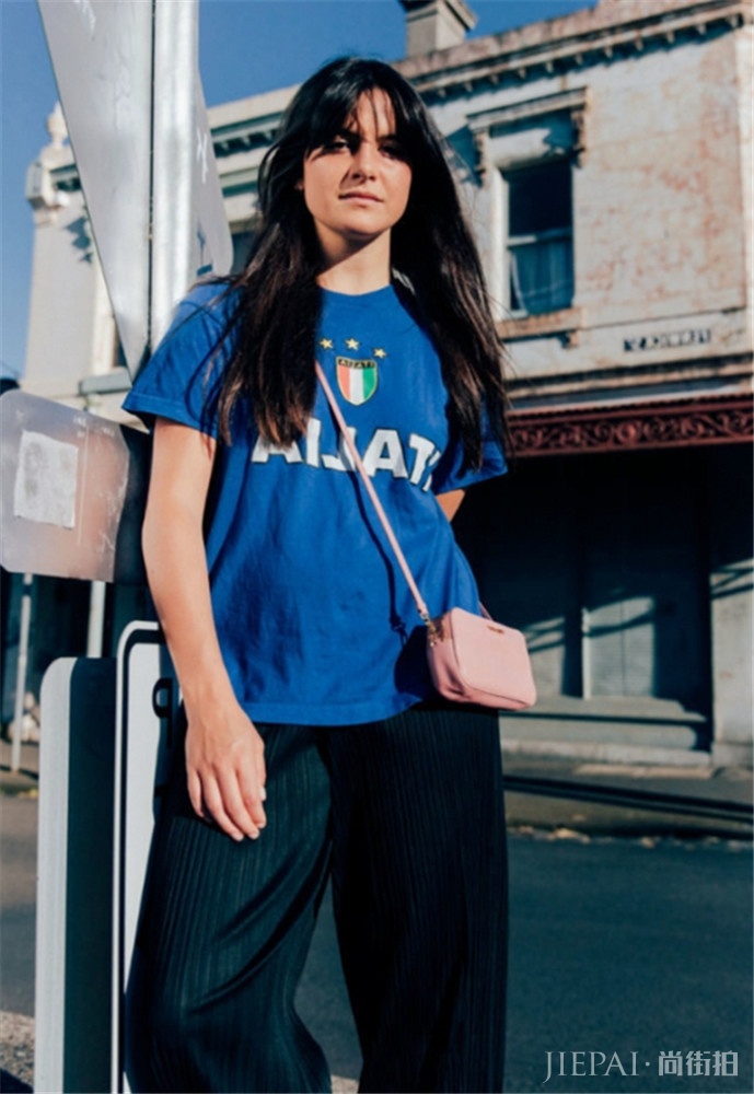 拥有了一件字母T恤，相当于拥有青春活力的初夏！