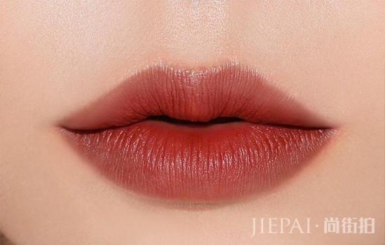 皮肤比较黄涂什么口红 显白还提气质