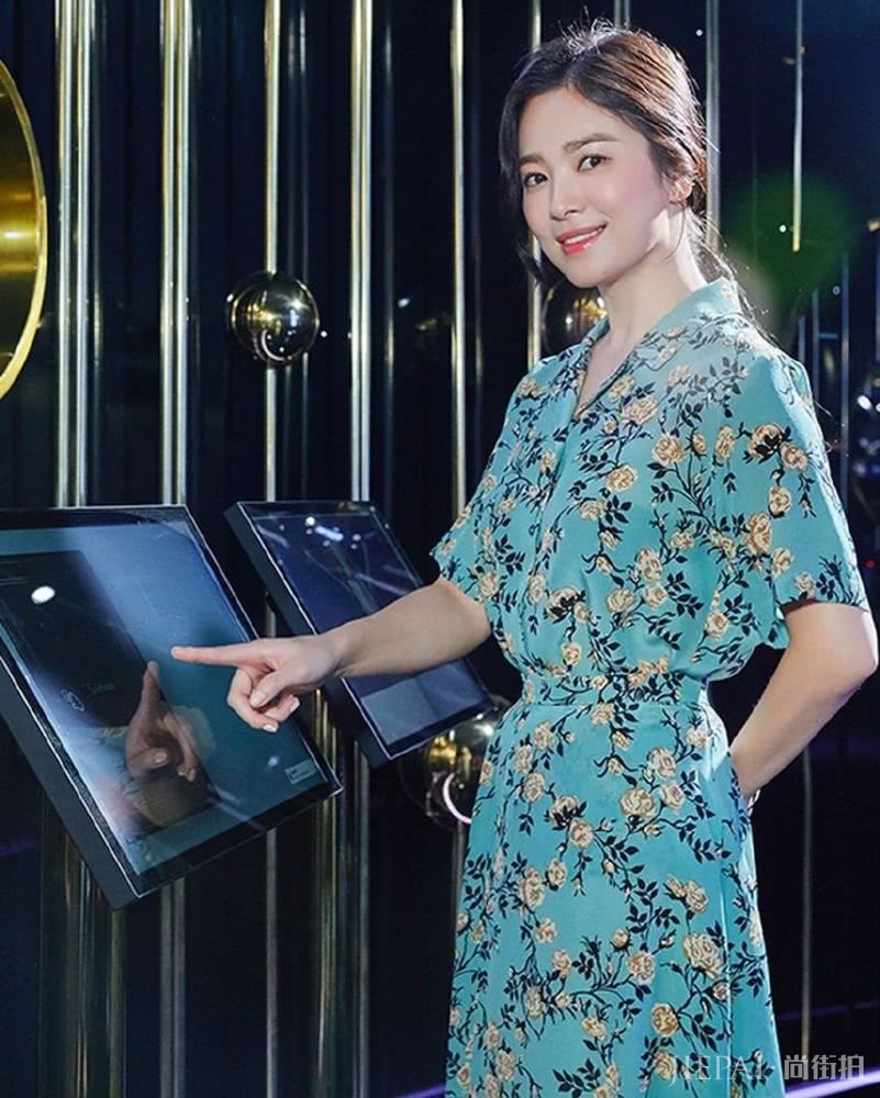 宋慧乔剪波波头减龄时髦，扎发造型优雅大气