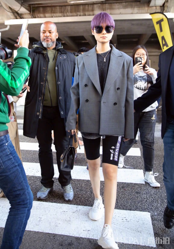 李宇春五分健美裤外穿只为秀腿,粉丝却喊话快穿上