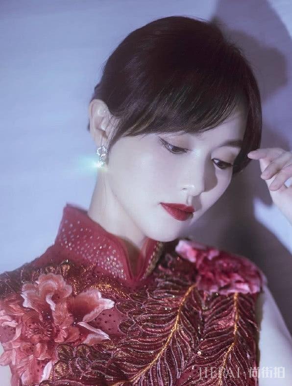 穿红旗袍最美明星，程潇只是第三名，看到第一被惊艳到