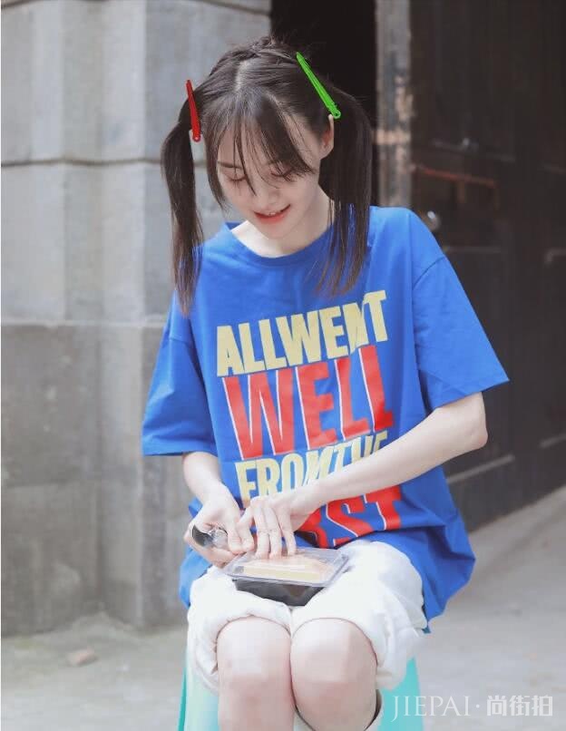 郑爽双马尾配蓝色T恤少女感十足