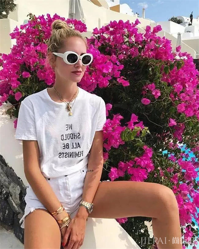 夏季太闷热？穿白色T恤搭配短裤，让你清爽一夏