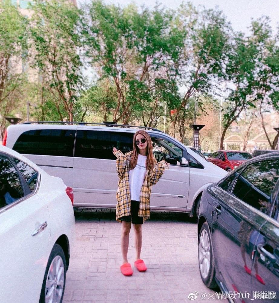 杨超越穿紫色纱裙少女感十足,配蝴蝶结美成真人芭比
