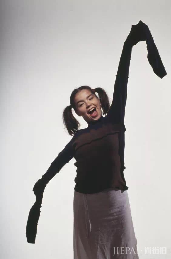 她是王菲最爱模仿的人,拍一次电影就得影后,55岁也DRAMA