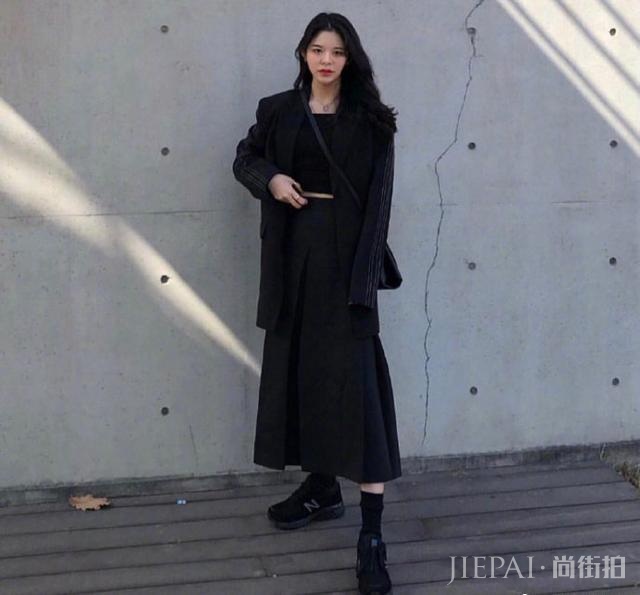 简单黑白穿搭不过时!白色T恤+黑色阔腿裤太经典