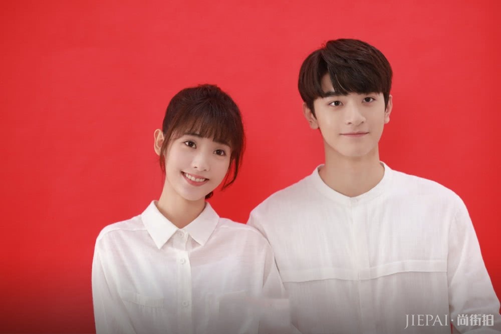 小时光夫妇同台发糖，林一两套穿搭配合邢菲，剧内甜到剧外