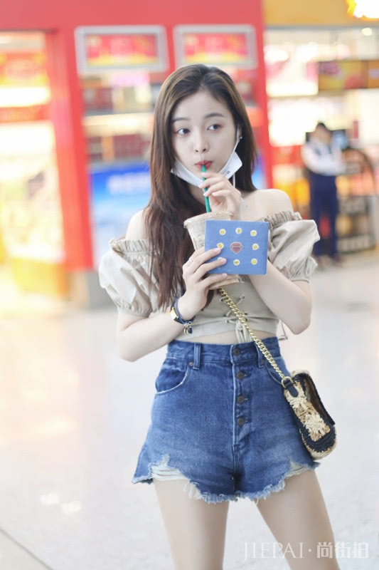 吴宣仪穿泡泡袖露肩衬衫,下搭牛仔短裤,这就是显瘦美的穿搭