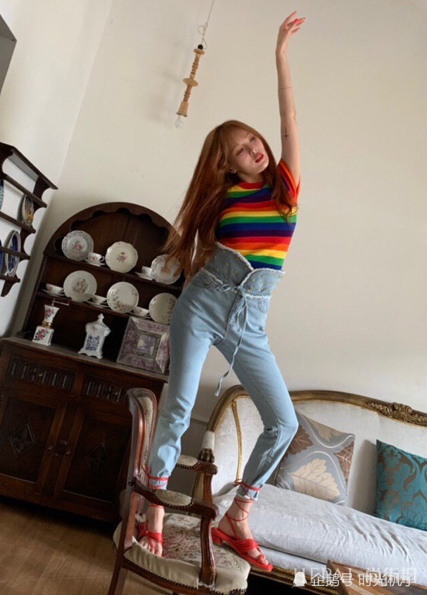 金泫雅拍广告大片，被20cm长牛仔裤抢镜，敢买不敢穿