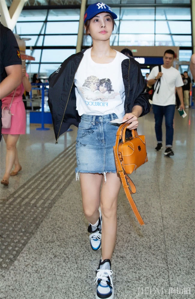 想提升穿搭高级感，穿T恤＋牛仔裙可盐可甜