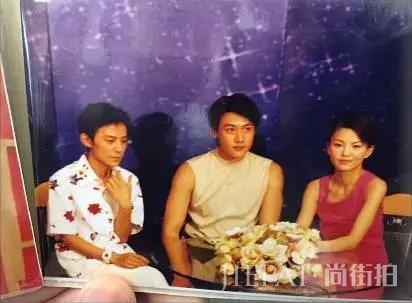 吴谨言戴假发出席活动,人群里侧脸线条太美