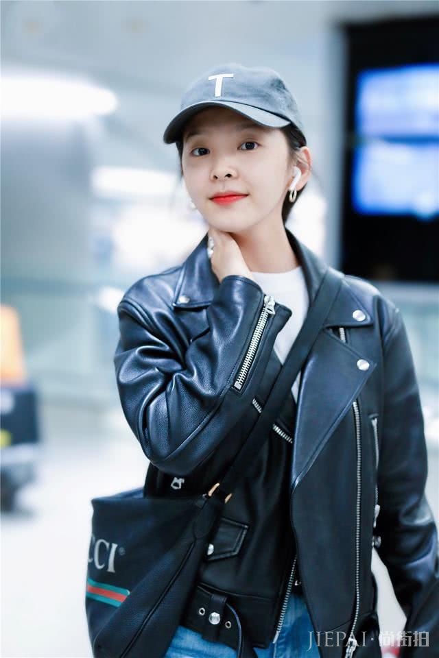 章若楠机场街拍高调“秀”衣品，国民初恋真仙