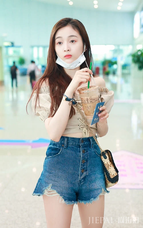 吴宣仪穿泡泡袖露肩衬衫,下搭牛仔短裤,这就是显瘦美的穿搭