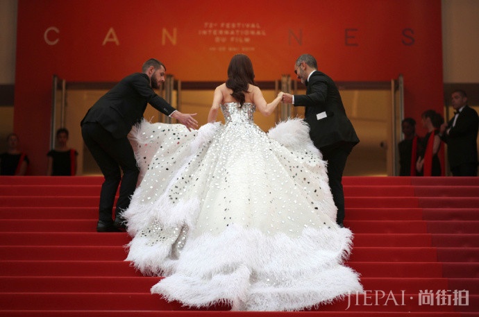 郑秀妍外披红白格子西装，搭牛仔裙气质太好