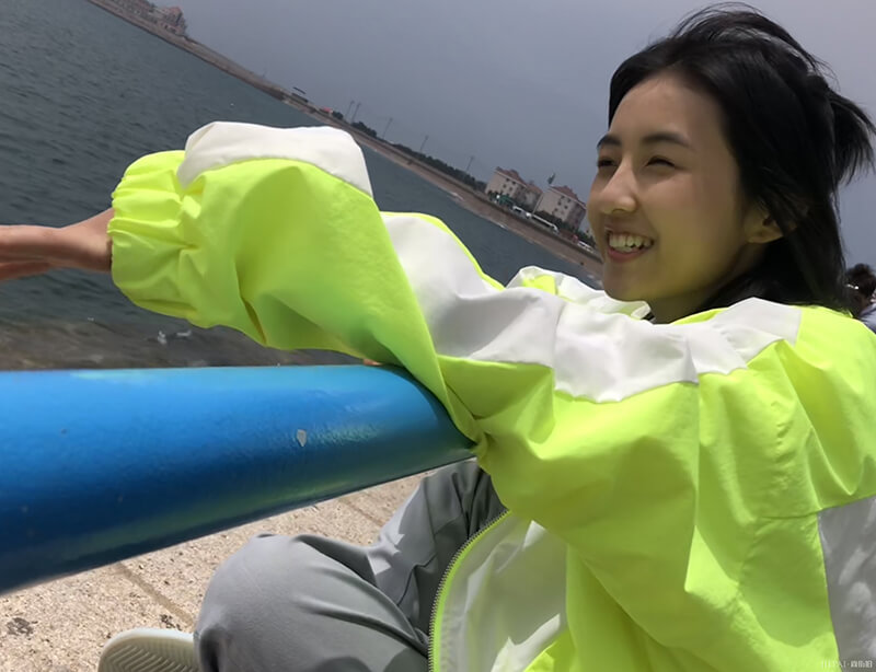 张子枫黑色简约穿搭太好看,变瘦了气质立马尽显