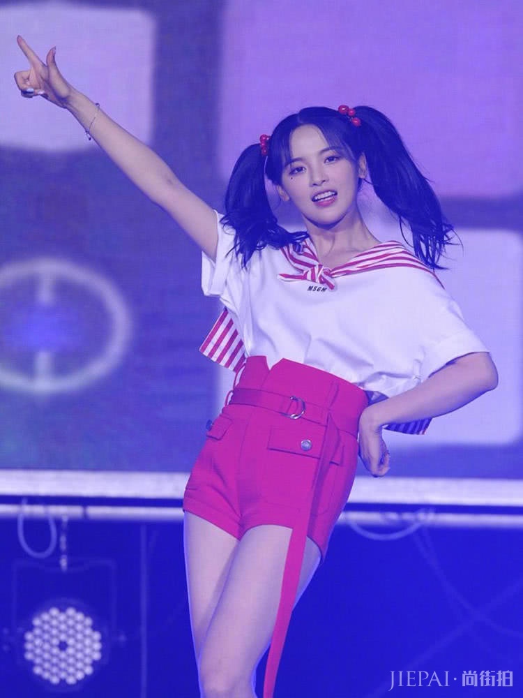 火箭少女见面会,杨超越穿水手服扎双马尾,嫩出新高度