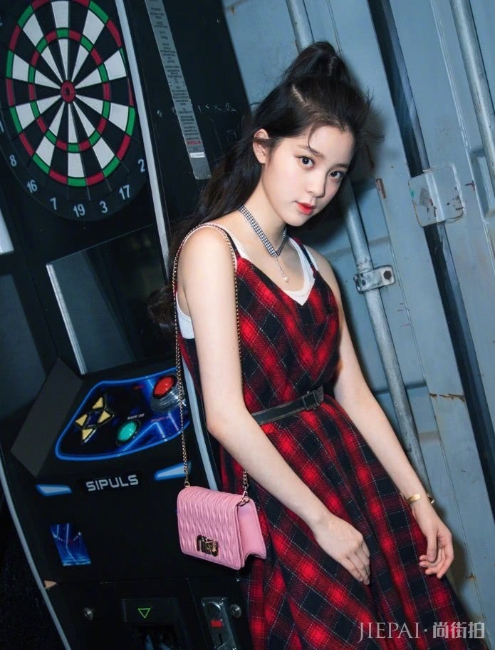 欧阳娜娜近照曝光,离开精修后的腿亮了